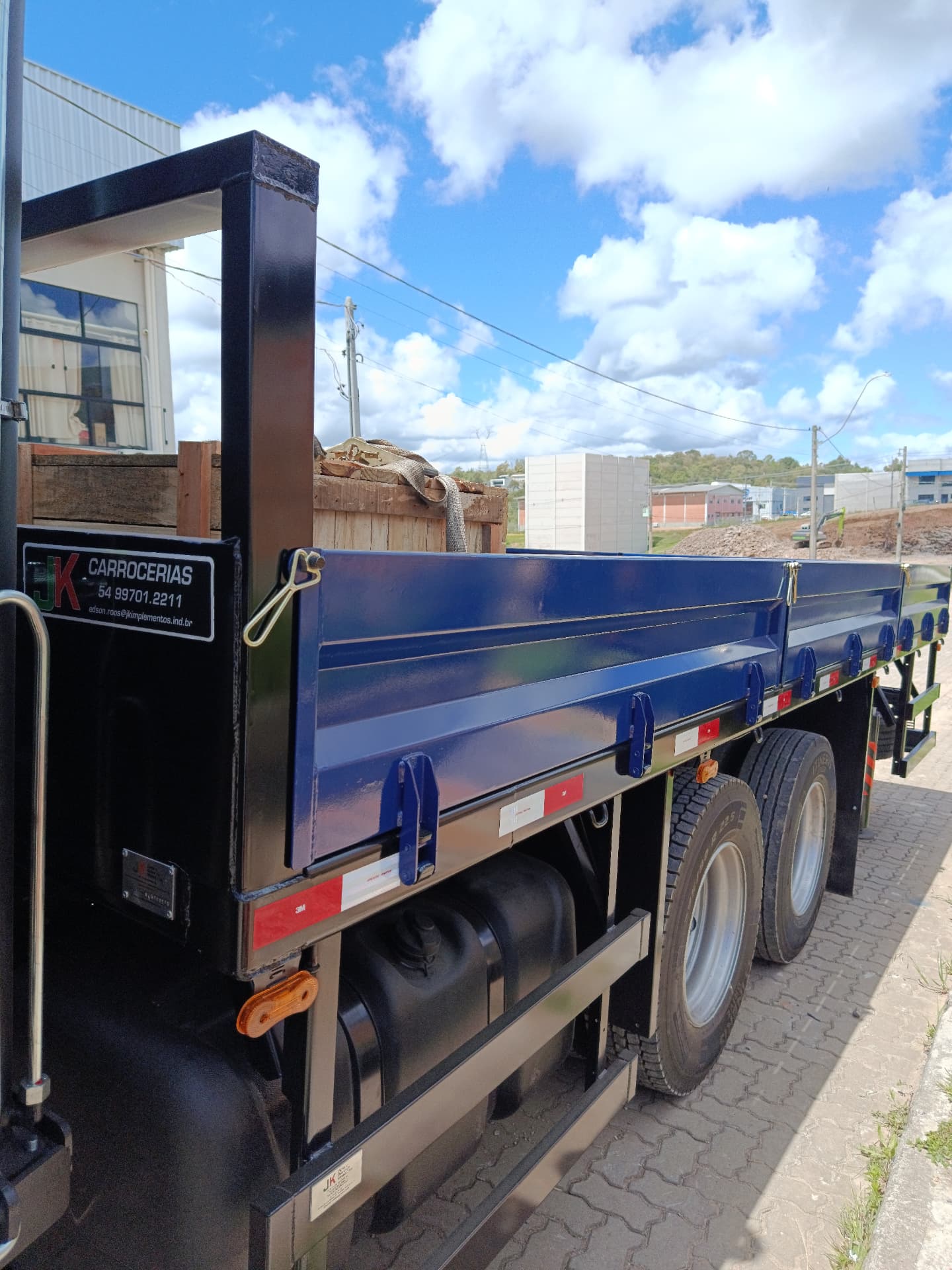 Carroceria metálica com laterais azuis fabricada pela JK Roos