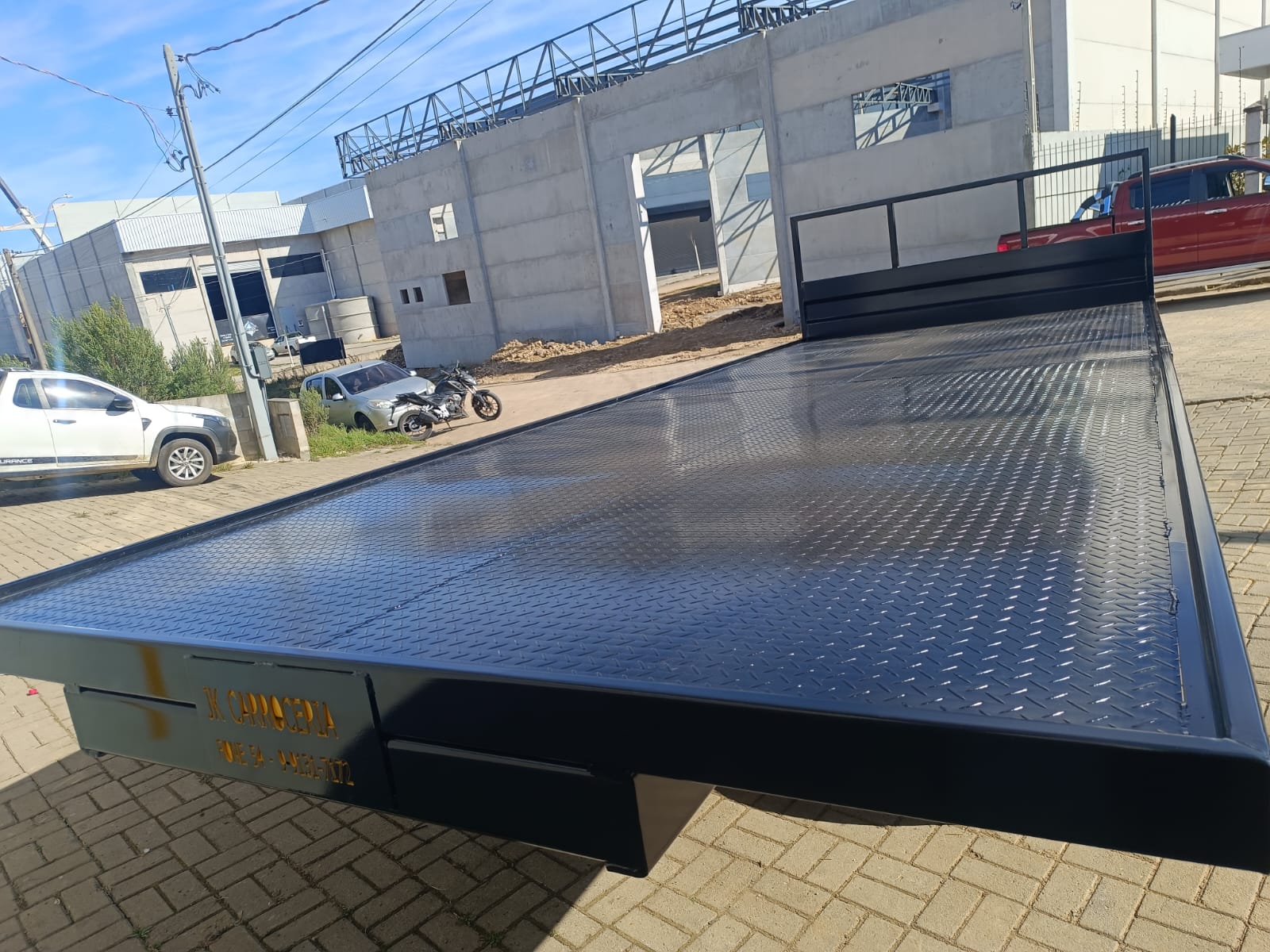 Detalhe do piso e das gavetas laterais do carretão agrícola
