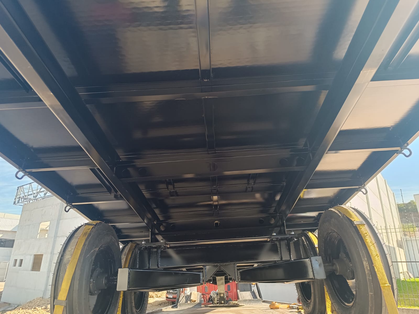 Vista inferior do chassi e suspensão do carretão agrícola