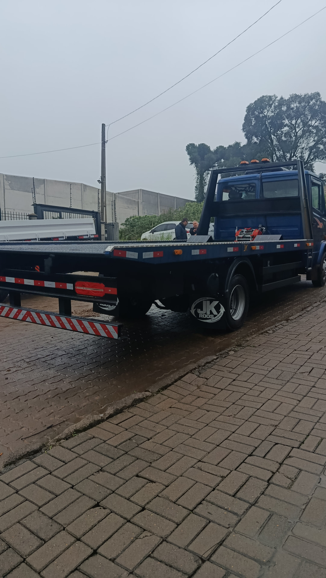 Plataforma de auto socorro azul finalizada no pátio da JK Roos