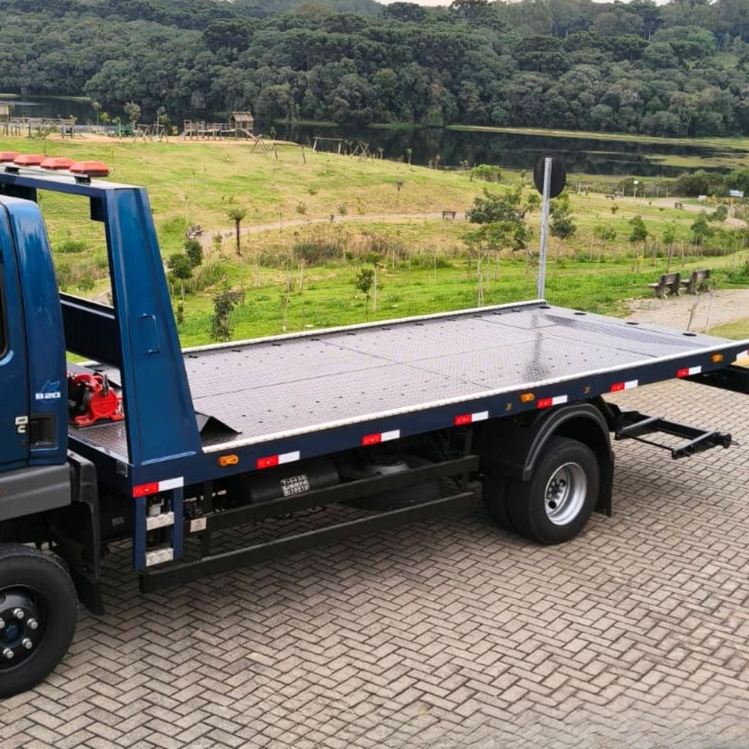 Plataforma de auto socorro azul vista lateral com piso xadrez