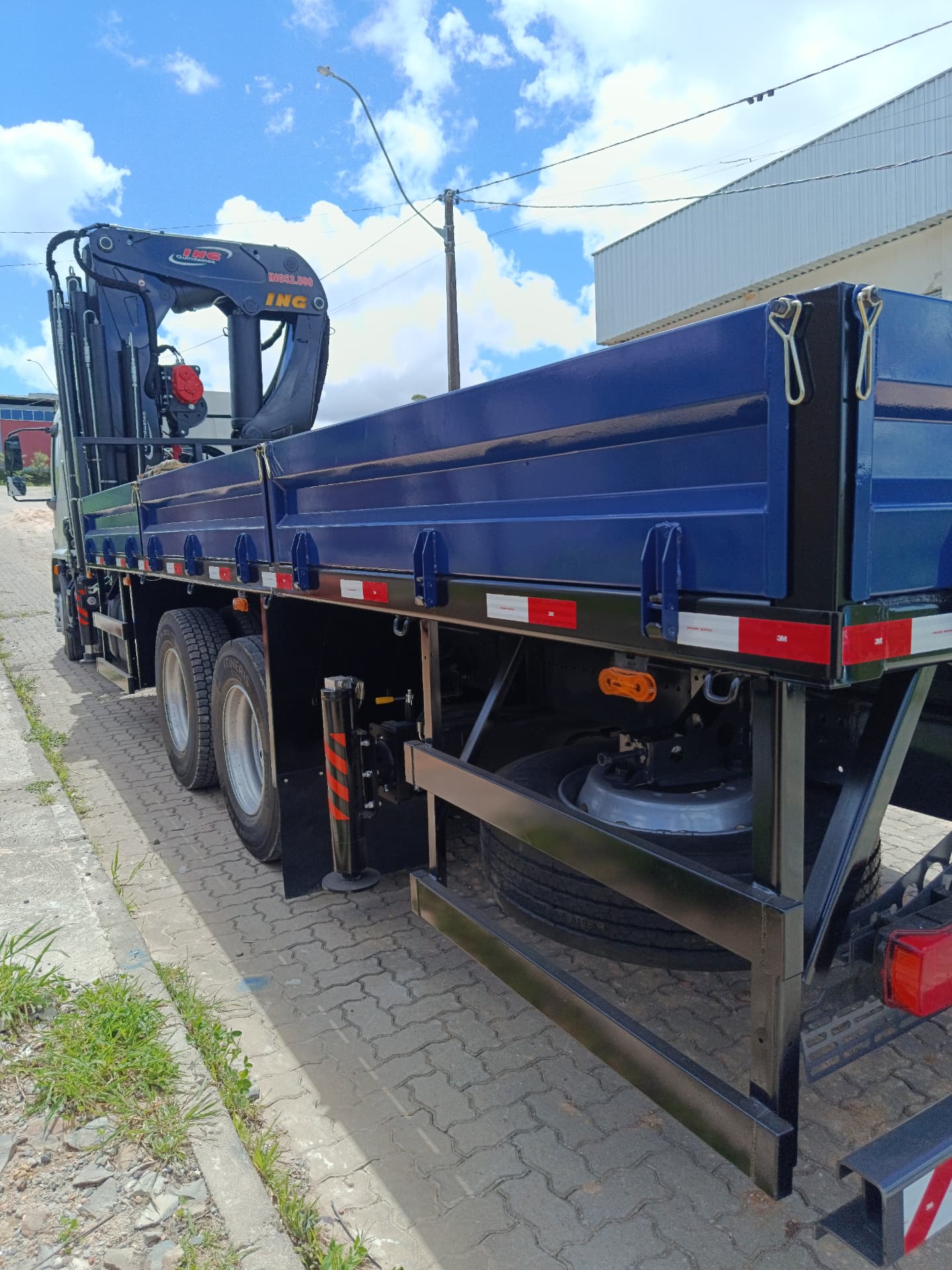 Carroceria metálica azul com guindaste veicular ING