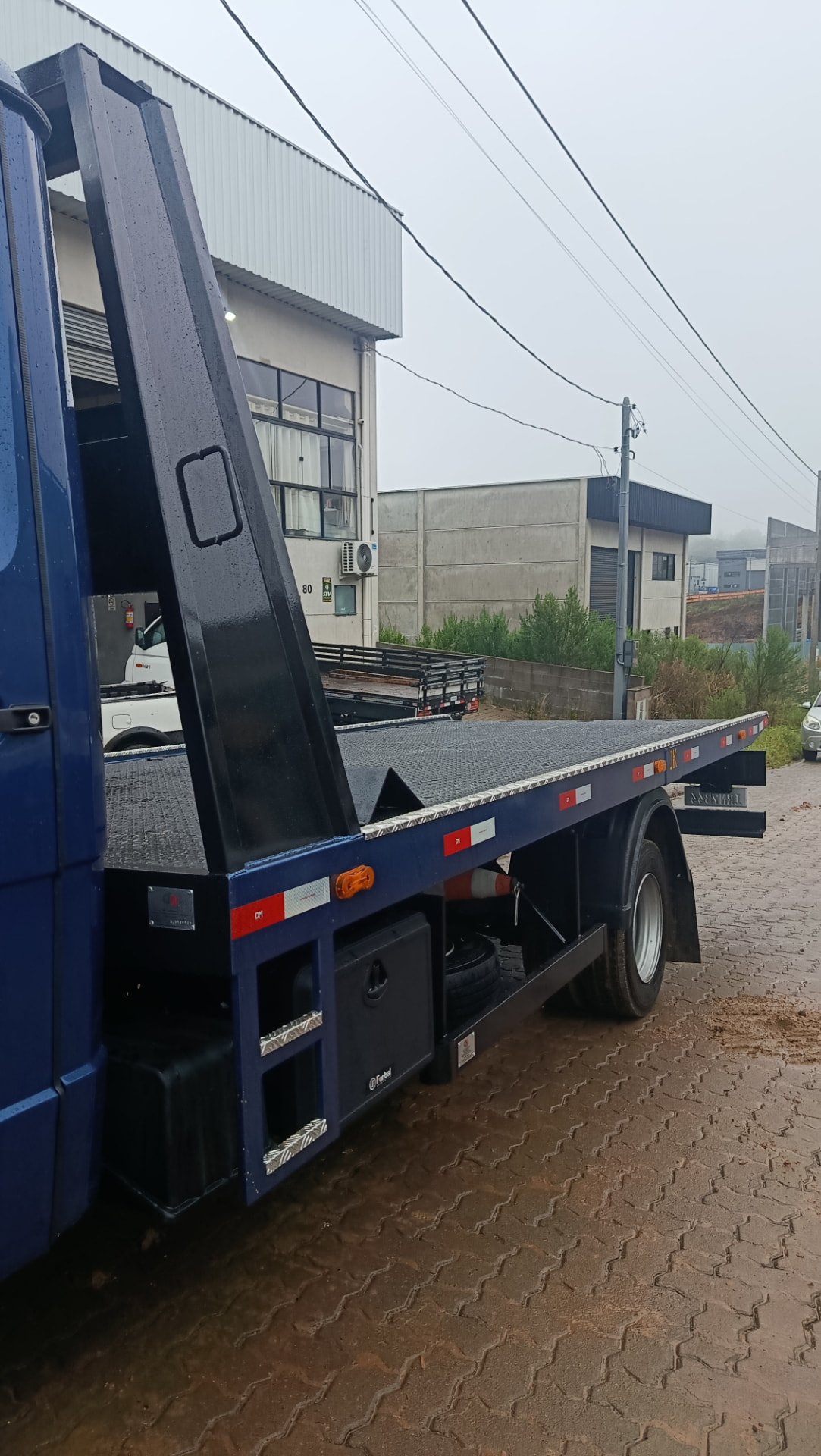 Plataforma de auto socorro azul com rampa e caixas laterais