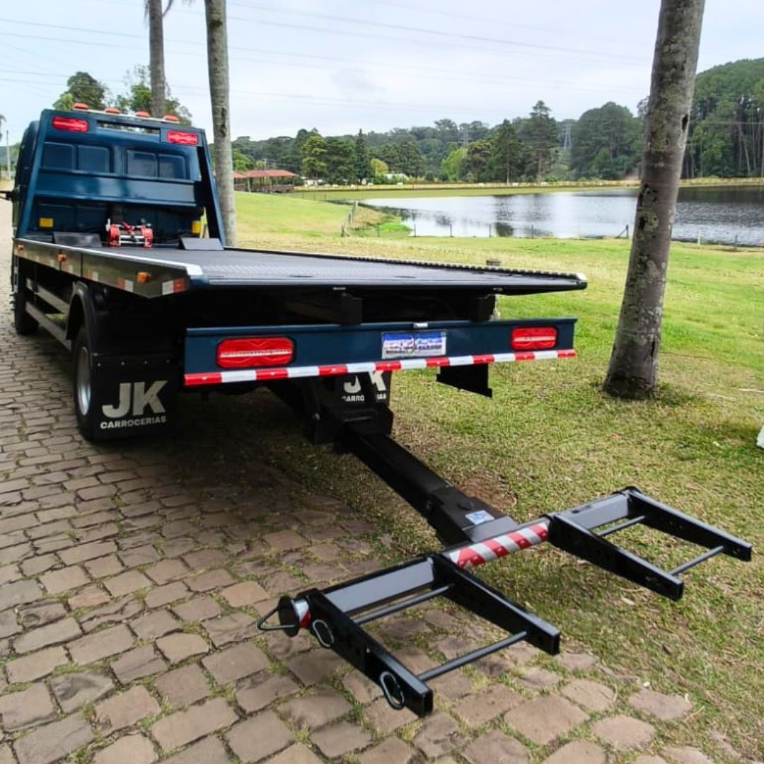 Plataforma de auto socorro azul com dispositivo de arraste instalado
