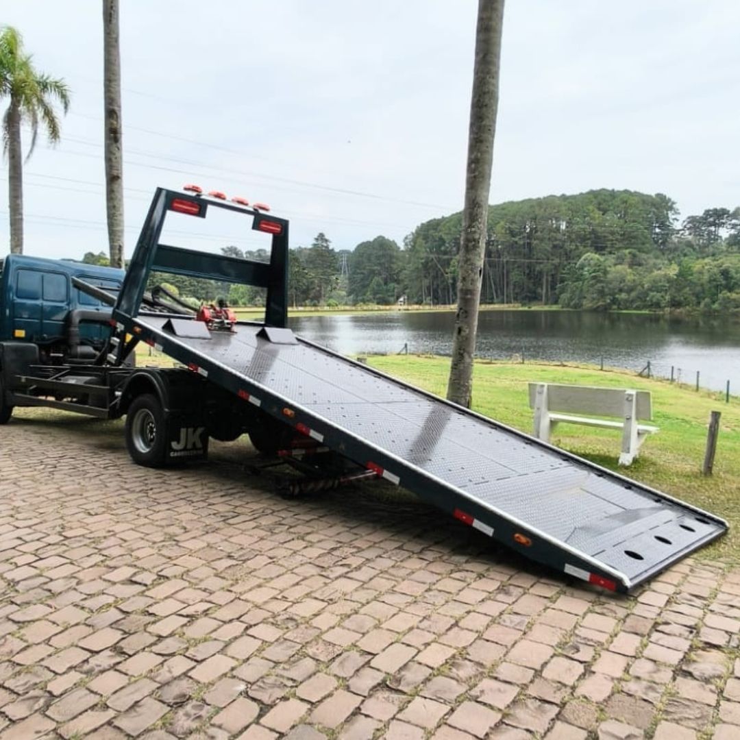 Plataforma de auto socorro inclinada pronta para carregar veículo